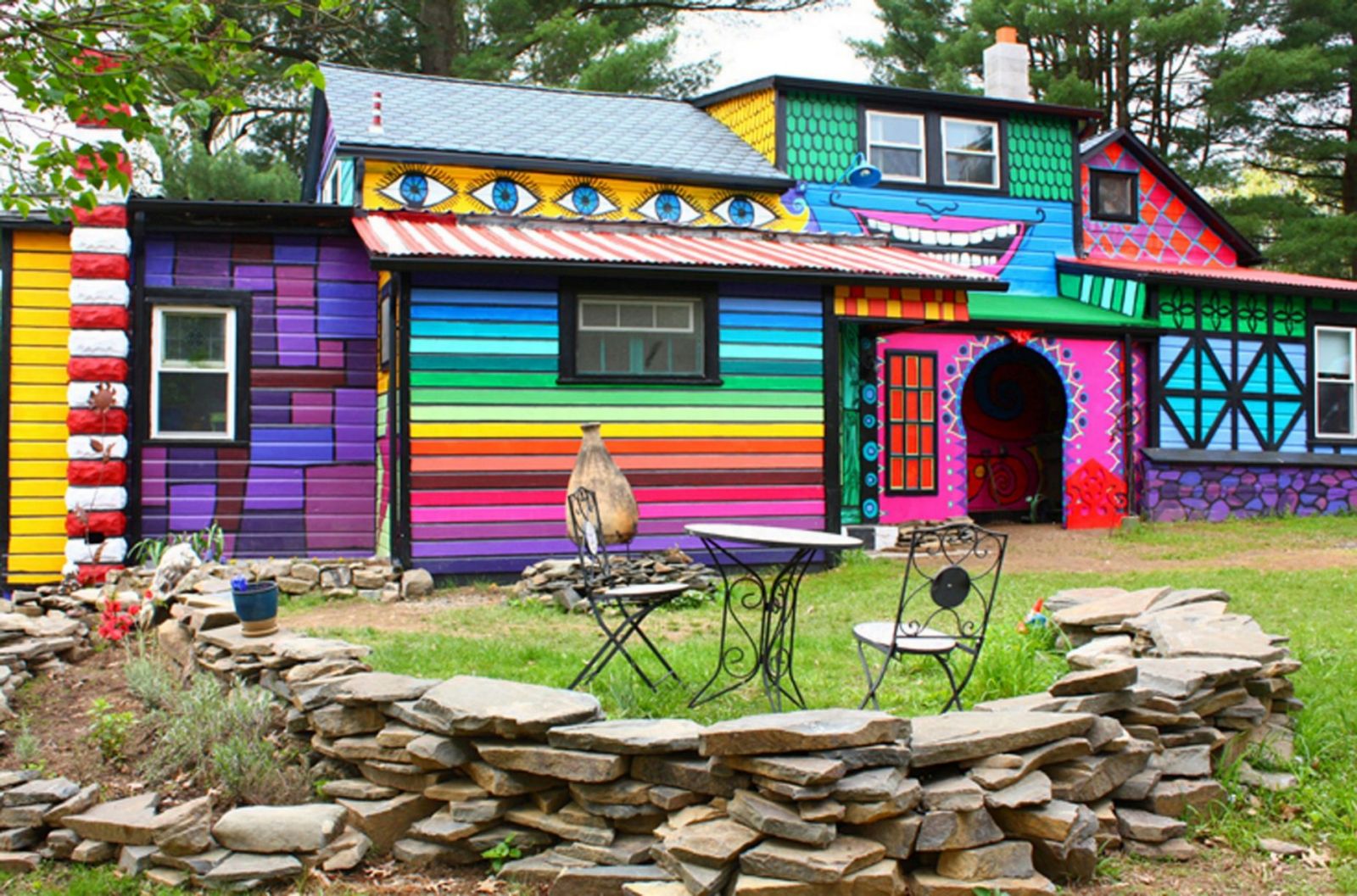 Дом в красочном. Разноцветный дом. Разноцветные домики. Яркие фасады домов. Разноцветный дачный домик.